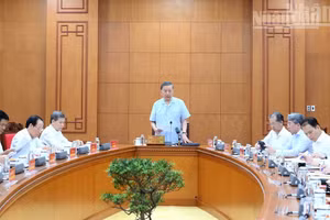 El máximo dirigente vietnamita, To Lam, interviene en la reunión de trabajo con los organismos sobre la resolución de los casos civiles y administrativos. 