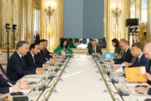 El secretario general del Partido Comunista de Vietnam y presidente del país, To Lam, sostiene conversaciones con el presidente francés, Emmanuel Macron. (Foto: Thong Nhat/VNA)