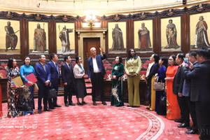 La vicepresidenta de la Asamblea Nacional de Vietnam, Nguyen Thi Thanh, y una delegación vietnamita visitan la sede del Senado de Bélgica (17 de septiembre de 2025). (Foto: Huong Giang – VNA)