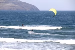 Las condiciones de viento estables durante todo el año convierten a Mui Ne (Lam Dong) en un "paraíso" para los deportes acuáticos. (Foto: VNA)