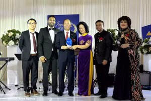 El embajador de Vietnam en Estados Unidos, Nguyen Quoc Dung (tercero desde la izquierda), recibe el Premio a la Excelencia en la Diplomacia de la Cámara de Comercio Asiático-Estadounidense (AACC). (Foto: VNA)