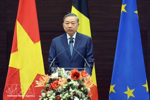 El secretario general del Partido Comunista y presidente de Vietnam, To Lam, pronuncia un discurso en el Instituto Real de Relaciones Internacionales Egmont. (Foto: VNA)