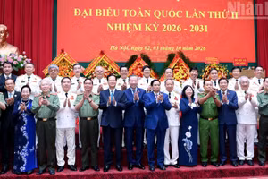 El secretario general del PCV y presidente de Vietnam, To Lam, junto con dirigentes y exlíderes del Partido y el Estado y delegados al II Congreso Nacional de la Asociación de Veteranos de la Seguridad Pública Popular de Vietnam, período 2026-2031. (Foto: DANG KHOA)