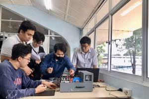 Estudiantes vietnamitas practican la aplicación de tecnologías avanzadas. (Foto: VNA)