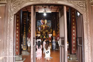 Visitantes llegan a la pagoda para realizar una peregrinación. (Foto: Hong Thai)