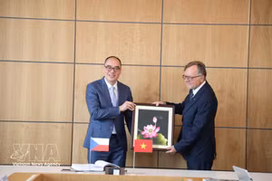 El viceauditor general de Vietnam, Bui Quoc Dung, y el presidente de la SAO checa, Miloslav Kala. (Foto: VNA)