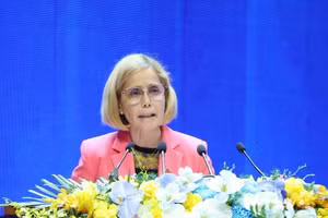 La embajadora del Perú en Vietnam, Patricia Raéz Portocarrero, intervino en la segunda sesión plenaria de la ceremonia de apertura a la firma de la Convención de las Naciones Unidas contra la Ciberdelincuencia (Convención de Hanói), el 26 de octubre de 2025. (Foto: VNA)