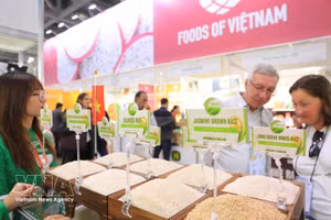 Los visitantes aprenden sobre productos de marcas vietnamitas en la exposición. (Foto: VNA)