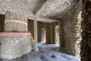 Patrones formados por conchas de caracol y de moluscos en el interior de la torre Bao Tich. (Foto: VNA)