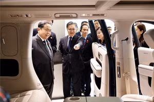 Tran Thanh Man recorre la zona de exhibición de vehículos eléctricos de Xiaomi y escucha una presentación sobre las principales tecnologías de su megafábrica en Yizhuang. (Foto: VNA)