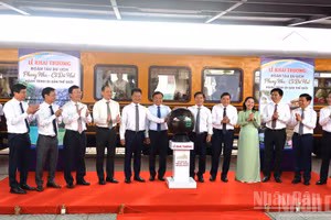 Los delegados presionan el botón para inaugurar el tren turístico “Phong Nha – Antigua capital imperial de Hue: Ruta del Patrimonio Mundial”. (Foto: Nhan Dan)