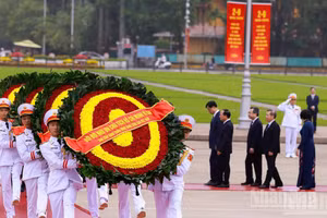 La ofrenda floral de la delegación lleva la inscripción “Eterna gratitud al gran Presidente Ho Chi Minh”.