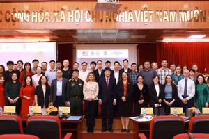 Los delegados posan para una foto de recuerdo durante la reunión. 