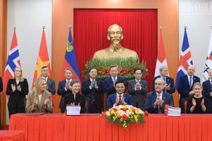 El secretario general del PCV y presidente de Vietnam, To Lam, y los delegados presencian la firma del Acuerdo de Libre Comercio entre Vietnam y la AELC (VEFTA). (Foto: Dang Khoa)