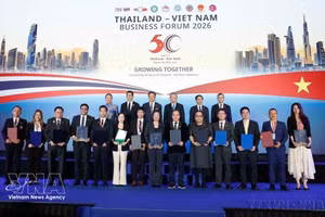 El líder vietnamita To Lam y el primer ministro tailandés Anutin Charnvirakul presenciaron la firma de acuerdos de cooperación entre empresas de ambos países en el Foro Económico Tailandia-Vietnam (Bangkok, 28 de mayo de 2026). (Foto: VNA)