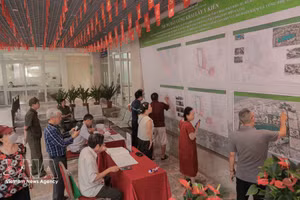 Muchos pobladores acuden a la sede del Comité Popular del barrio de Hoan Kiem para aportar sus opiniones sobre el ajuste del plan urbanístico para el área del lago Hoan Kiem y sus alrededores. (Foto: VNA)