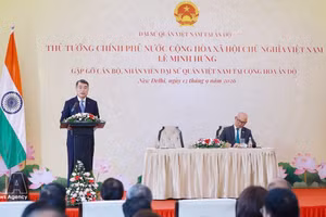 El primer ministro Le Minh Hung se reúne en Nueva Delhi con el personal de la Embajada de Vietnam y de las oficinas de representación del país. (Foto: VNA)