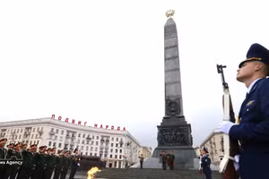 El general Nguyen Trong Nghia deposita una ofrenda floral en el Monumento a la Victoria en Minsk, Bielorrusia. (Foto: VNA)