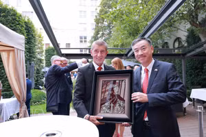 El embajador de Vietnam en la República Checa, Duong Hoai Nam, entrega al primer ministro Andrej Babiš una fotografía que ilustra la imagen de Babiš. (Foto: VNA)