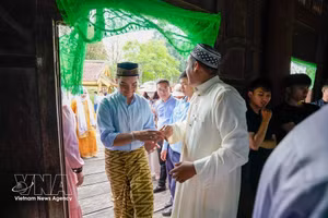 Comunidad musulmana de la etnia Cham recrea festival Raya Aidil Fitri en Hanói