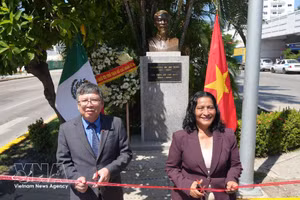 El embajador de Hanói en México, Nguyen Van Hai, y la alcaldesa de Acapulco, Abelina López Rodríguez. (Foto: VNA)