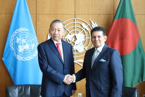 El secretario general del PCV y presidente de Vietnam, To Lam, durante el encuentro con el presidente de la Asamblea General de las Naciones Unidas en su 81º período de sesiones, Khalilur Rahman. (Foto: Thong Nhat/VNA)