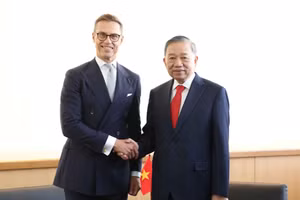 El secretario general del PCV y presidente de Vietnam, To Lam, se reúne con el presidente de Finlandia, Alexander Stubb. (Foto: Thong Nhat/VNA)