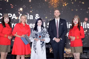 Ho Ngoc Yen Phuong, vicepresidenta del Consejo de Administración y directora financiera (CFO) del Grupo Vietjet, recibe en representación de la aerolínea el premio otorgado por CAPA. (Foto: BAO VY)