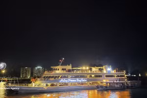 Un crucero lujoso en la bahía de Ha Long. (Foto: VNA)