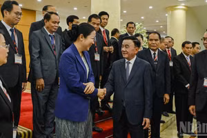 El permanente del Secretariado del Comité Central del PCV, Tran Cam Tu, junto a la delegación de altos funcionarios del Partido Popular Revolucionario de Laos. (Foto: DUY LINH)