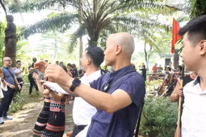 Los turistas participan en actividades culturales en la Aldea de Cultura y Turismo de las Etnias de Vietnam. (Foto: KHOI MINH)