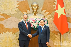 El presidente de la Asamblea Nacional de Vietnam, Tran Thanh Man, y el embajador de Francia, Olivier Brochet. (Foto: DUY LINH)