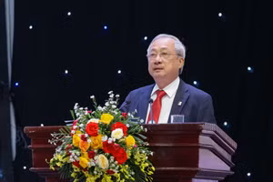 El coronel general, profesor y doctor Nguyen Van Thanh, presidente de la Asociación de Amistad Vietnam-Tailandia, interviene en la ceremonia con motivo del 50º aniversario de las relaciones diplomáticas entre Vietnam y Tailandia, celebrada el 10 de agosto en Nghe An. (Foto: Cortesía de la Asociación de Amistad Vietnam-Tailandia)