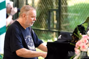 [Video] Rick Wakeman toca el piano en pleno bosque de Tam Dao