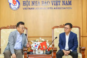 Park Jong Hyun, presidente de la Asociación de Periodistas de Corea del Sur, y Le Quoc Minh, miembro del Comité Central del Partido Comunista de Vietnam, subjefe de su Comisión de Comunicación y Educación, presidente-editor del periódico Nhan Dan (Pueblo) y presidente de la Asociación de Periodistas de Vietnam, durante el encuentro.