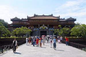 Turistas visitan la Ciudadela Imperial de Hue. (Foto: VNA)