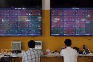Clientes realizan operaciones en la sede de la compañía bursátil Bao Viet en Hanói. (Foto: VNA)