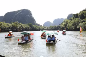 En el marco del Diálogo Asia-Pacífico sobre Patrimonio y Autenticidad, una delegación de la Unesco realizó una visita de campo al Complejo Paisajístico de Trang An, en la provincia de Ninh Binh, el 1 de octubre de 2026. (Foto: VNA)