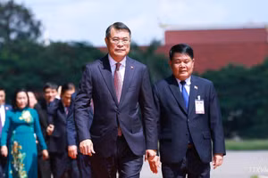 El jefe del Gobierno vietnamita y su comitiva llegan al Monumento a los Mártires Desconocidos de Laos para depositar una ofrenda floral. (Foto: VNA)