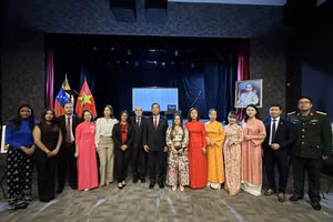 Académicos, investigadores y funcionarios de la Embajada de Vietnam en Venezuela posan para una foto grupal durante el acto. (Foto: Embajada de Vietnam en Venezuela)