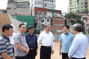 El secretario general del Partido Comunista de Vietnam y presidente del país, To Lam, inspecciona sobre el terreno el proyecto de construcción de la carretera de circunvalación 1 (tramo Hoang Cau-Voi Phuc). (Foto: VNA)