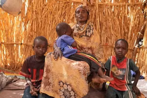 Una mujer y sus hijos en una tienda de campaña en un campamento de refugiados cerca de la ciudad fronteriza de Al-Tina, en el oeste de Sudán, el 19 de junio de 2026. (Foto: XINHUA)