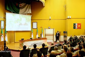 La delegación política de alto nivel del Ejército Popular de Vietnam, junto con algunos oficiales del Ejército de Argelia y miembros de la comunidad vietnamita en Argelia, asisten a la proyección del documental "Vietnam-Argelia: lejos pero cerca". (Foto: VNA)