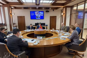 El presidente de la Academia de Ciencia y Tecnología de Vietnam, Tran Hong Thai, mantiene una reunión con representantes de la Corporación Estatal de Energía Atómica de Rusia (Rosatom). (Foto: VNA)