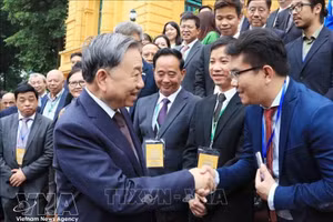 El secretario general del PCV y presidente de Vietnam, To Lam, junto con destacados vietnamitas residentes en el extranjero, asisten a la IV Conferencia Mundial de Vietnamitas en el Extranjero. (Foto: VNA)