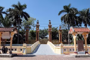 Puente sobre el lago que conduce al interior del sitio de arquitectura y arte nacional Van Thanh-Khong Mieu, en el barrio de Ban Thach, ciudad de Da Nang. (Foto: Do Truong – VNA)