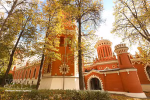 El Palacio de Viajes Petrovsky de Moscú luce radiante en el dorado otoño. (Foto: VNA)