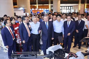 El secretario general del Partido Comunista de Vietnam, To Lam, y los delegados visitan una exposición sobre los logros del sector privado y los productos de empresas privadas, durante una conferencia nacional sobre la implementación de las resoluciones n.º 66-NQ/TW, relativa a la reforma de la elaboración y aplicación de las leyes, y Nº 68-NQ/TW, sobre el desarrollo del sector privado, celebrada en la sede de la Asamblea Nacional el 18 de mayo de 2025. (Foto: VNA)