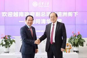 El viceprimer ministro Le Tien Chau y el profesor y académico Yao Qizhi, director del Instituto Interdisciplinario de Tecnologías de la Información especializado en IA y tecnología cuántica de la Universidad de Tsinghua. (Foto: VNA)