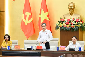 Tran Thanh Man, secretario del Comité del Partido Comunista de Vietnam en la Asamblea Nacional y presidente de esta entidad, interviene en la reunión.